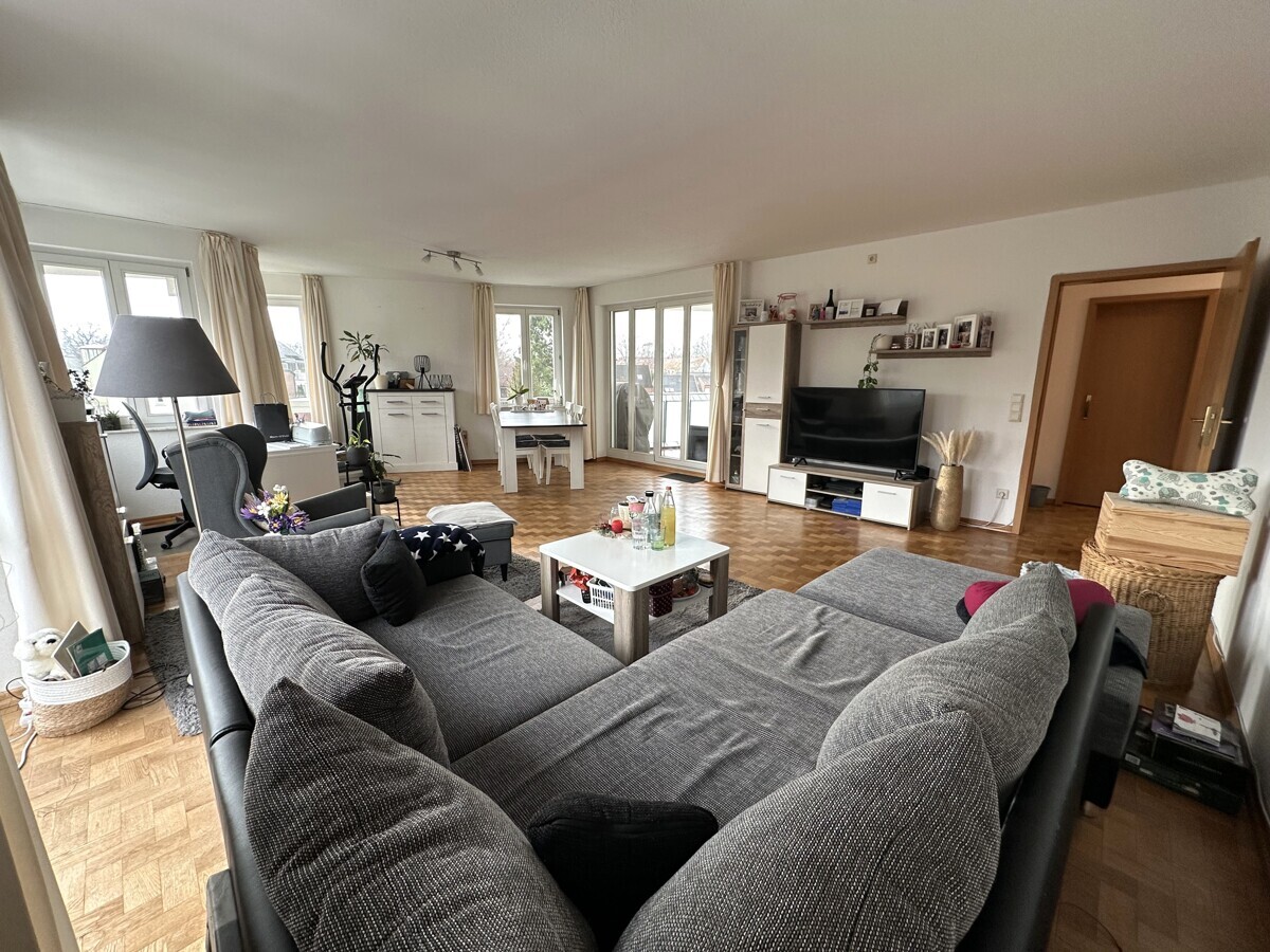 Schwachhausen: ruhige 3 Zi. Wohnung m. 2 Balkonen, EBK, Abstellraum, Keller Parkett u. TG-Stellplatz - Photo 3