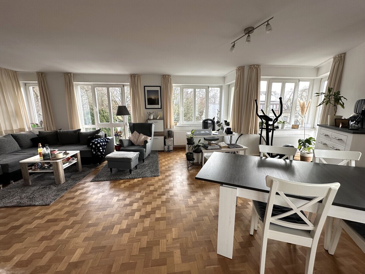 Schwachhausen: ruhige 3 Zi. Wohnung m. 2 Balkonen, EBK, Abstellraum, Keller Parkett u. TG-Stellplatz - Photo 2