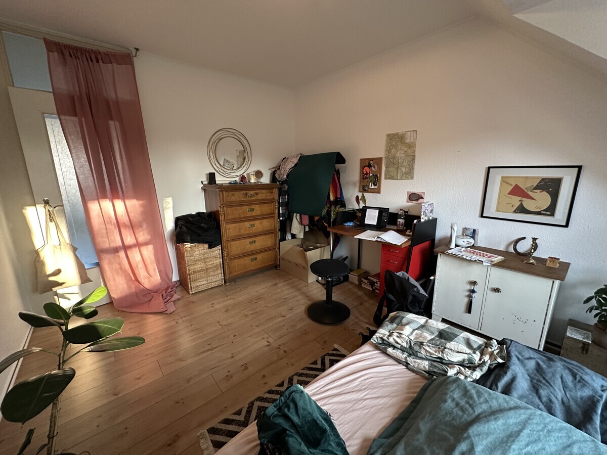 Schwachhausen: besonders geschnittene 4 Zi. DG-Wohnung mit Loggia, EBK, Kellerraum und TG-Stellplatz - Photo 4