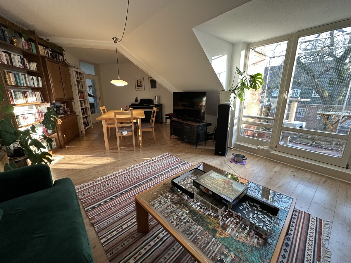 Schwachhausen: besonders geschnittene 4 Zi. DG-Wohnung mit Loggia, EBK, Kellerraum und TG-Stellplatz - Photo 1