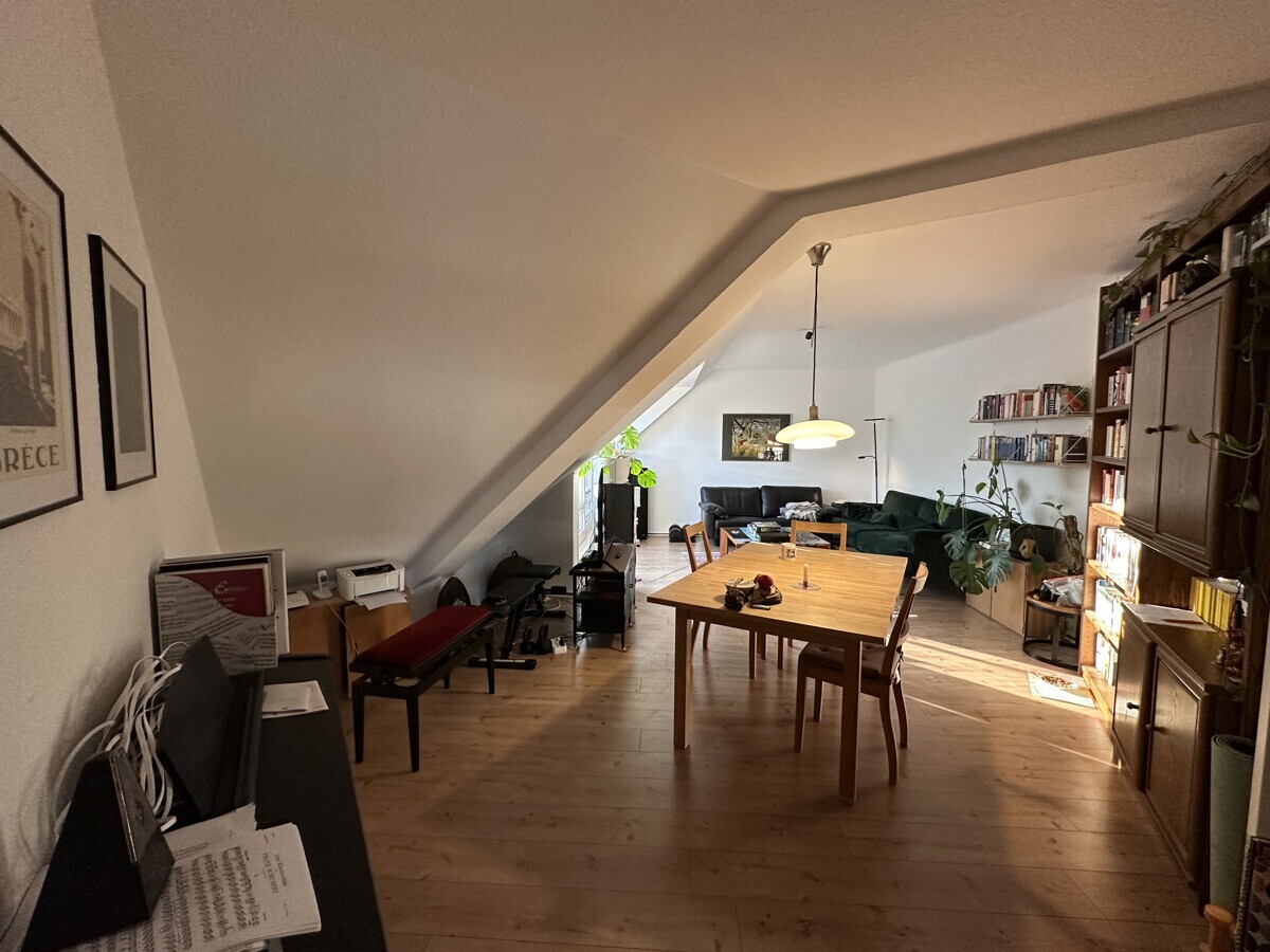 Schwachhausen: besonders geschnittene 4 Zi. DG-Wohnung mit Loggia, EBK, Kellerraum und TG-Stellplatz - Photo 2