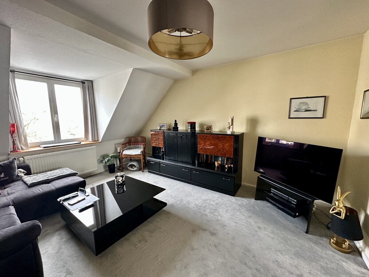 Schwachhausen: Wunderschöne u. große 2 Zi. Maisonnette Whg. mit EBK, Gartennutzung, Keller u. Garage - Photo 2