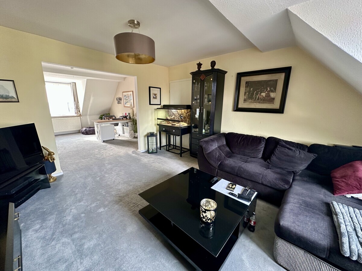 Schwachhausen: Wunderschöne u. große 2 Zi. Maisonnette Whg. mit EBK, Gartennutzung, Keller u. Garage - Photo 3