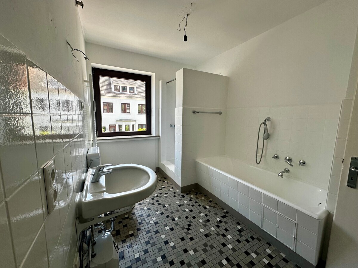 Wachmannquartier: ruhige 2 Zimmer Wohnung im 1. OG, gr. Balkon m. Blick ins Grüne und Einbauküche - Foto 3