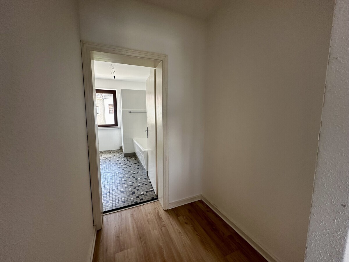 Wachmannquartier: ruhige 2 Zimmer Wohnung im 1. OG, gr. Balkon m. Blick ins Grüne und Einbauküche - Foto 4
