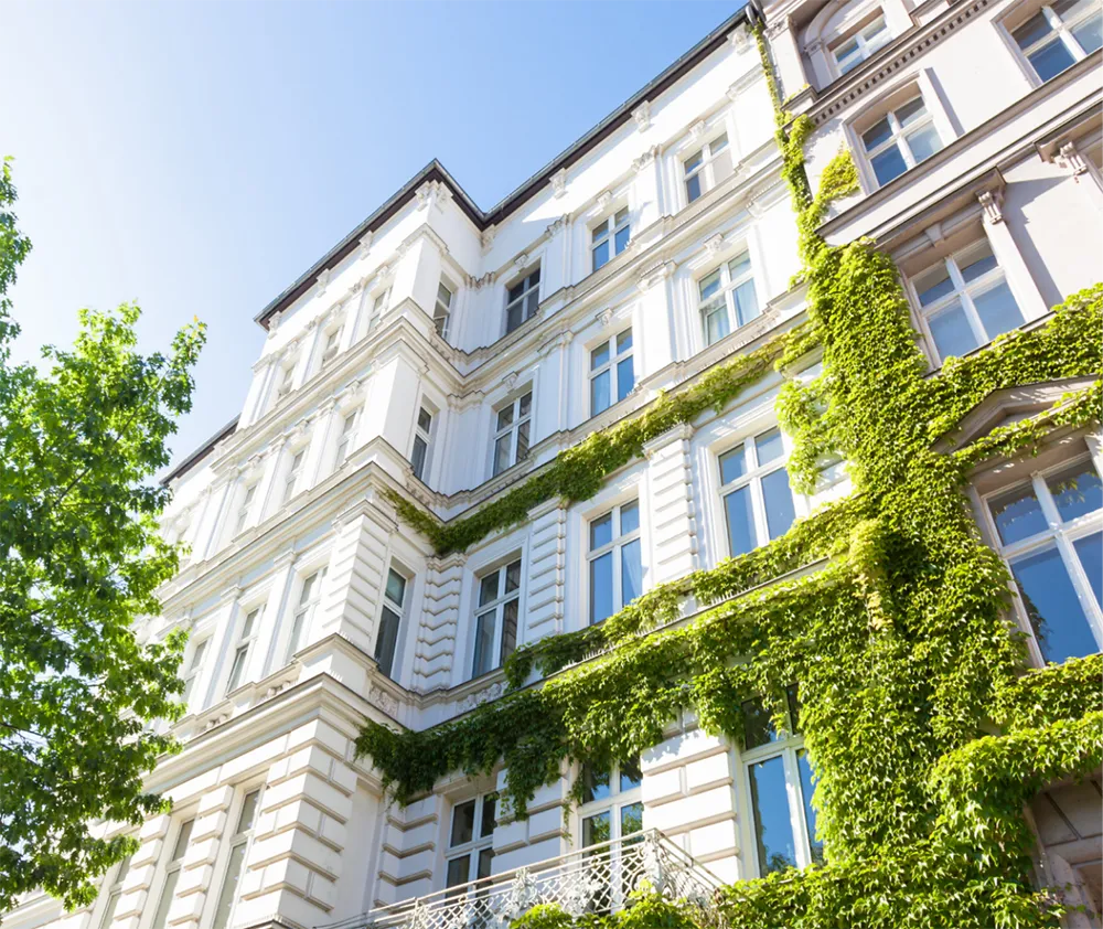 Historisches Mehrfamilienhaus mit begrünter Fassade