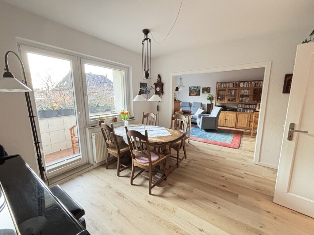 Neustadt: ansprechende, modernisierte 3-4 Zimmer Eigentumswohnung mit Balkon