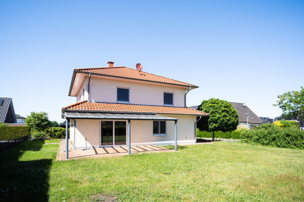 Schwanewede: Ansprechendes, großzügiges Einfamilienhaus mit Garage auf schönem Süd-West-Grundstück