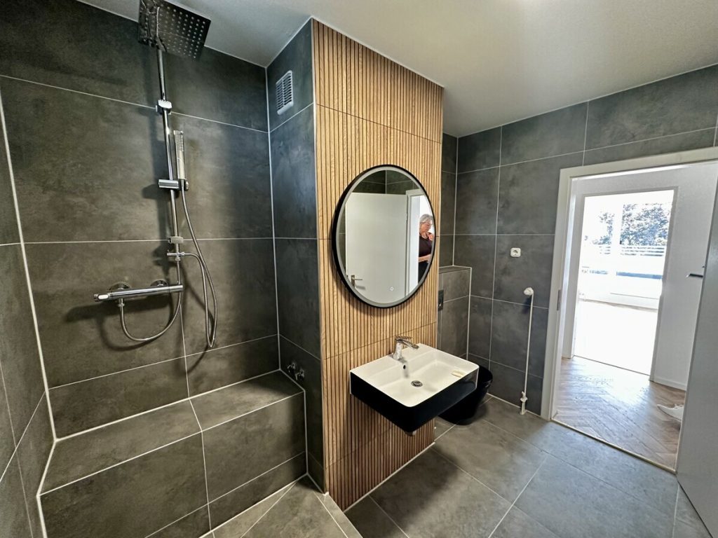 Bremen Horn: Erstbezug nach Modernisierung, 3 Zi. Wohnung, Wellnessbereich, Balkon, TG-Stellplatz
