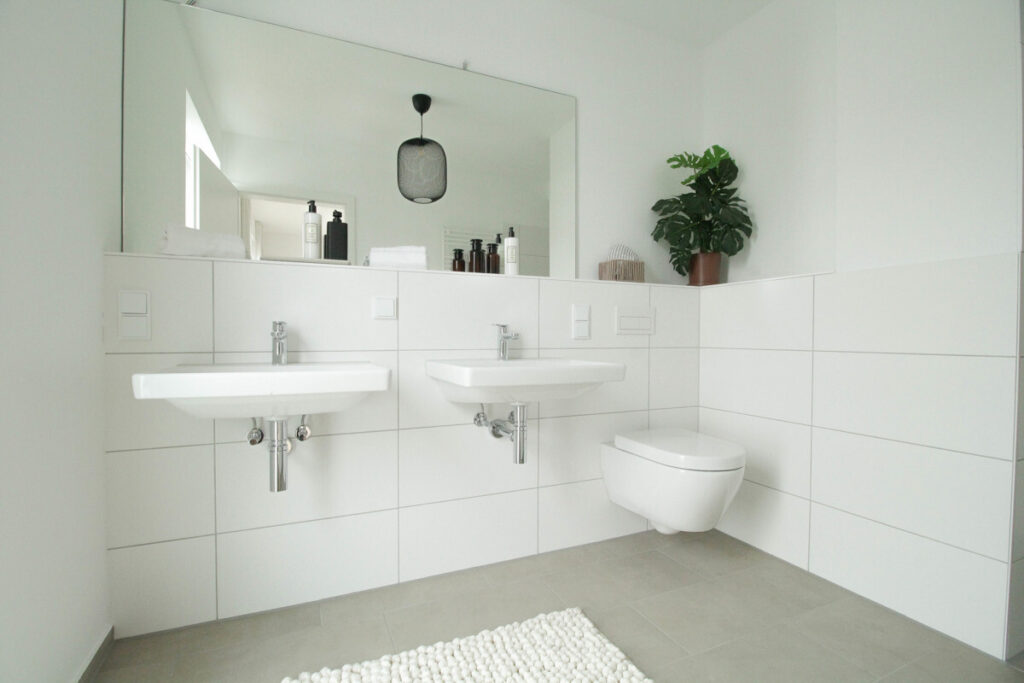 Exklusive und helle 3-Zi. Wohnung, Sonnenbalkon, Eichenparkett, Gäste WC, Einbauküche- barrierefrei