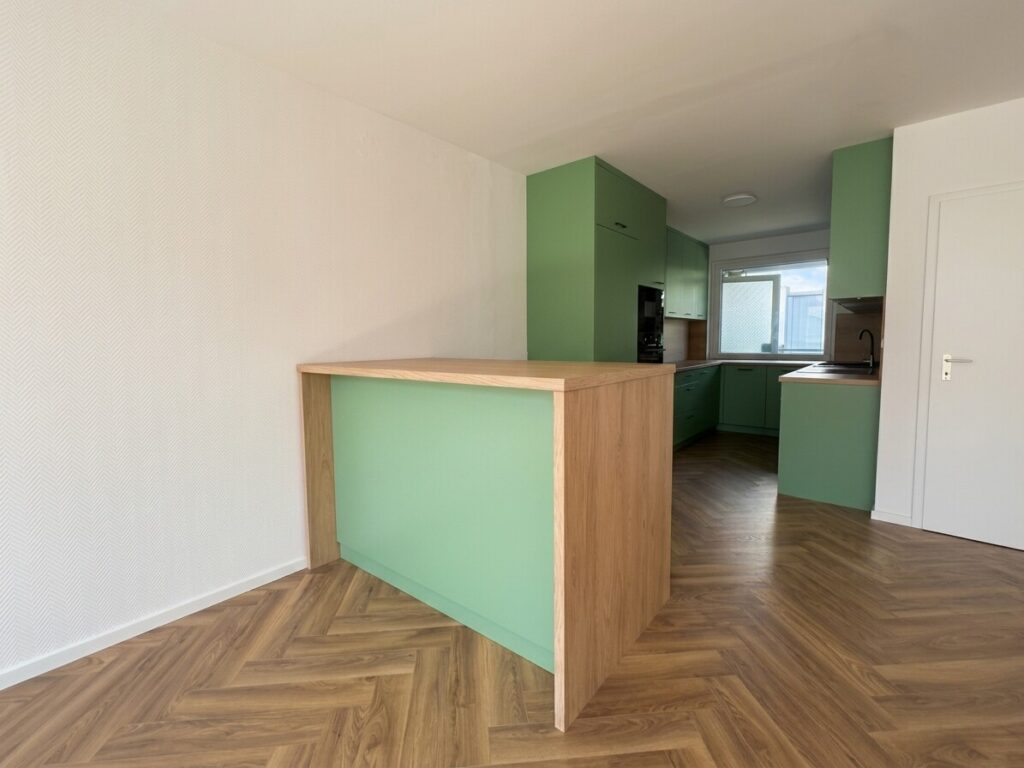 Horn: großzügige 3 Zi. Wohnung, Balkon, Pool/Sauna und Stellplatz - Erstbezug nach Modernisierung,