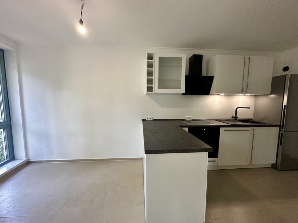 Radio Bremen: Modernisierte 3 Zi. Wohnung mit Balkon, neuer Einbauküche und TG-Stellplatz