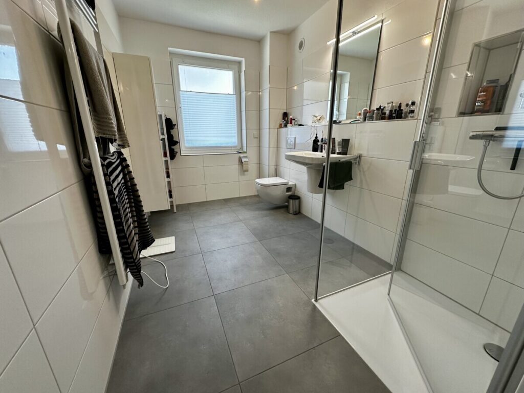 Stuhr- Brinkum: Top Lage - Moderne und helle 2 Zimmer Wohnung  mit PKW-Stellplatz- barrierefrei