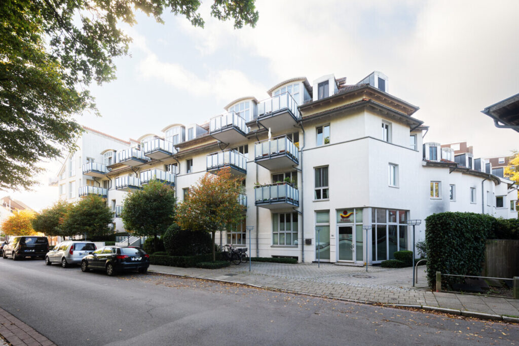 Schwachhausen/Riensberg: Junge 2,5 Zimmer Eigentumswohnung mit Balkon und Tiefgaragenstellplatz