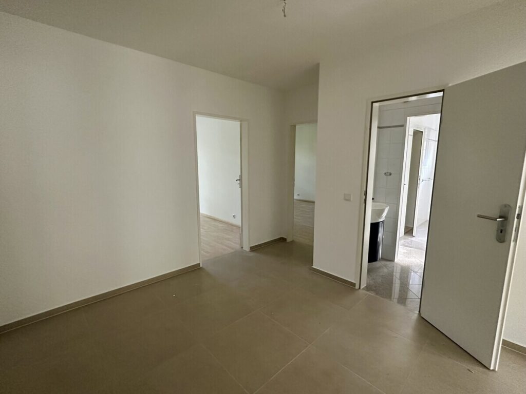 Radio Bremen: Modernisierte 3 Zi. Wohnung mit Balkon, neuer Einbauküche und TG-Stellplatz