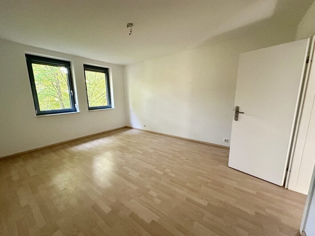 Radio Bremen: Modernisierte 3 Zi. Wohnung mit Balkon, neuer Einbauküche und TG-Stellplatz