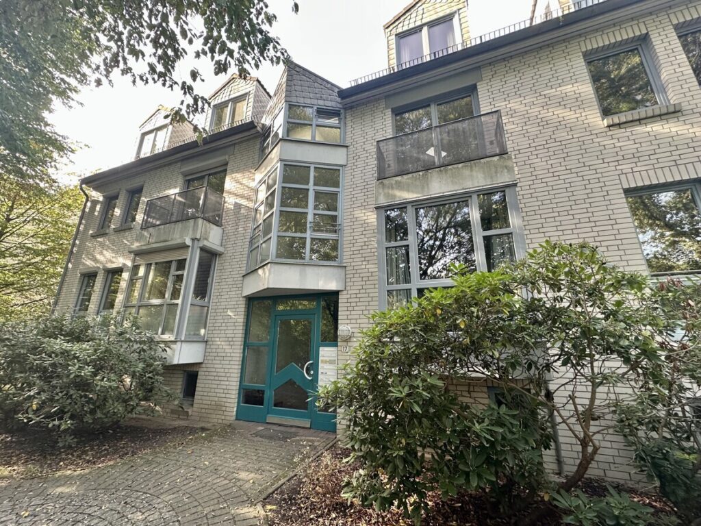 Radio Bremen: Modernisierte 3 Zi. Wohnung mit Balkon, neuer Einbauküche und TG-Stellplatz