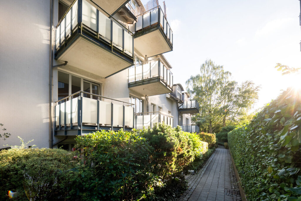 Schwachhausen/Riensberg: Junge 2,5 Zimmer Eigentumswohnung mit Balkon und Tiefgaragenstellplatz