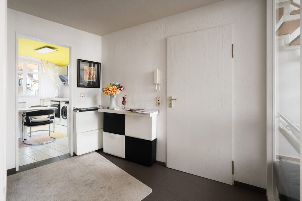 Schwachhausen/Riensberg: Junge 2,5 Zimmer Eigentumswohnung mit Balkon und Tiefgaragenstellplatz