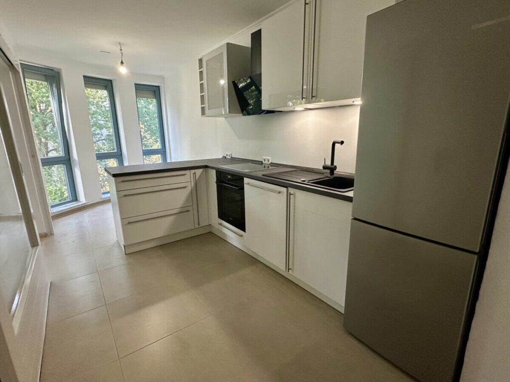 Radio Bremen: Modernisierte 3 Zi. Wohnung mit Balkon, neuer Einbauküche und TG-Stellplatz